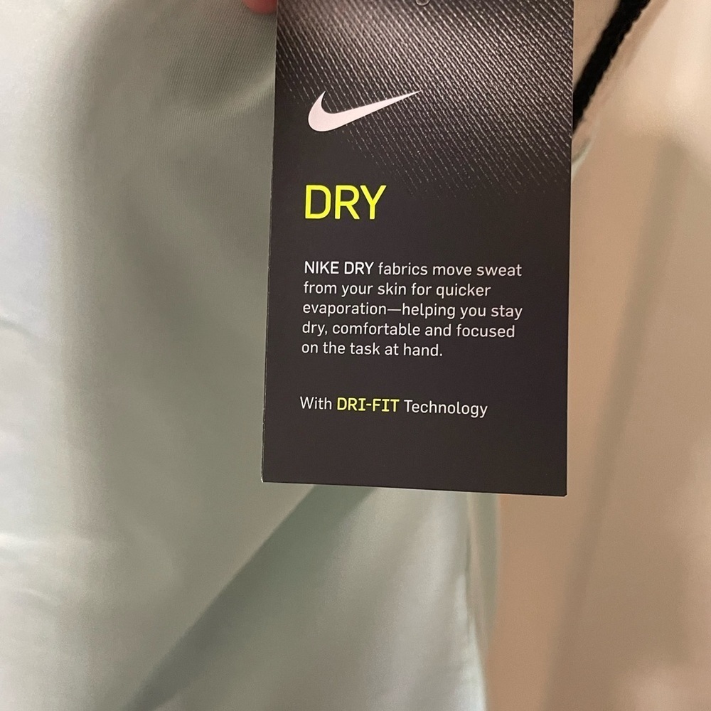 ⭐️ Nike Dri fit woman’s tank SZ medium NWT - Picture 8 of 10